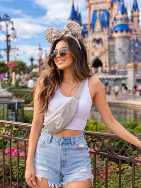 Nike Waist Bag Crossbody Fanny Pack Light Gray Adjustable Belt Minimalist Swoosh